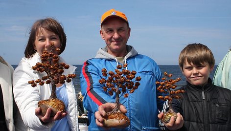 Palangoje surengtas pirmasis gintaro rinkimo čempionatas. Greičiausiai gintaro gabalėlius rinko palangiškis Romas Miliauskas (centre).