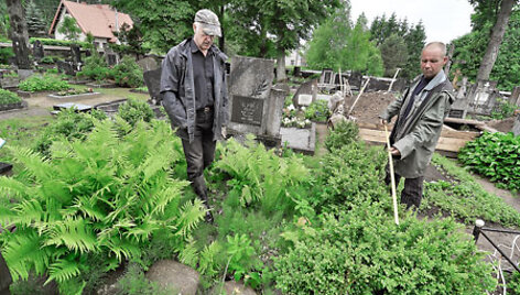 Darbėnų kapinių sargas Stasys Burba ir darbininkas Vidmantas Rai&scaron;is teigė, kad tokio kitoni&scaron;ko kapo daugiau jiems netekę regėti &ndash; prie antkapių i&scaron;pilta žvyro akmenų, o aplink kapavietę i&scaron;dėlioti lauko akmenys. 