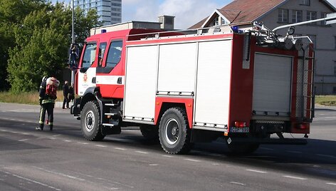 Minijos gatvė Klaipėdoje buvo plaunama specialiu skysčiu. 