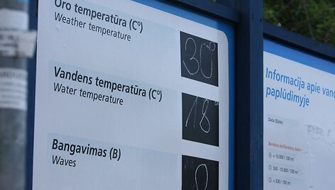 Poilsiautojai ir vakare laiką leido pliaže