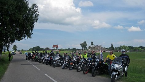 Motociklininkai leidžiasi į kelionę, kurios metu bus renkamos lėšos Onkologijos centrui statyti. 