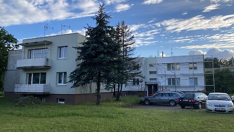 Vėžaičiuose prie vieno daugiabučio sustatyti pastoliai: akivaizdžiai ruo&scaron;iamasi žiemai.