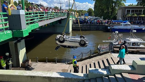 Iš Danės iškeltas naktį skendęs automobilis.