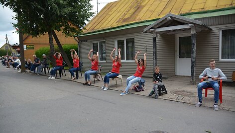 Alsėdžiai &scaron;e&scaron;tadienį kviečia kartu siekti naujo rekordo &ndash; sėdėjimo pakelėje