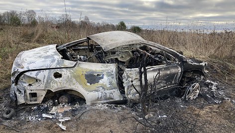 Prie Radailių šaltinio naktį sudegė automobilis