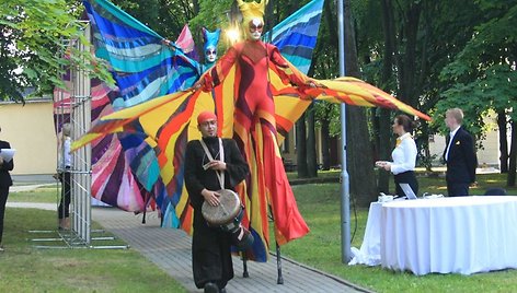 Olandų cirko trupės pasirodymas „Švyturio“ surengtame uždarame vakarėlyje.