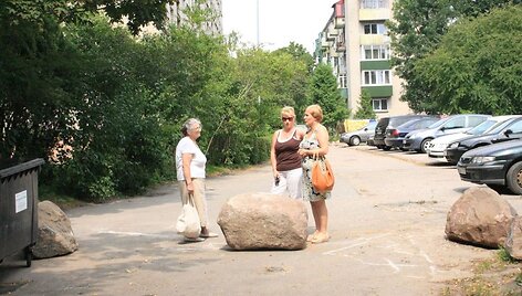 Ant keliuko, vedančio į daugiabučių kiemą, vis užverčiami akmenys. Žmonės piktinasi netekę įvažiavimo į kiemą. 