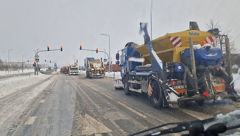 Klaipėdos kelius valanti technika užfiksuota riedanti per raudoną šviesos signalą.