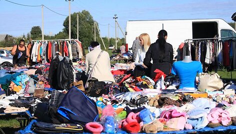Dituvos turguje stalai užversti dėvėtais rūbais.