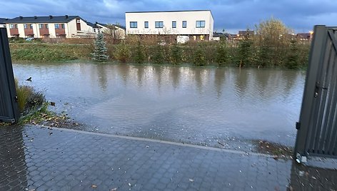 Užlieta Ežero gatvė Klaipėdos rajone, Slengiuose.