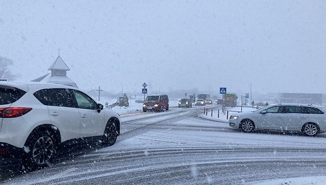 Popietę Klaipėdos krašte vėl ėmė gausiai snigti