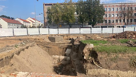 Atgimimo aikštėje šiuo metu dirba archeologai