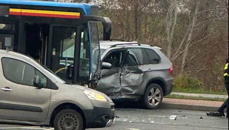 Trečiadienio rytą Klaipėdoje lengvasis automobilis susidūrė su maršrutiniu autobusu. 