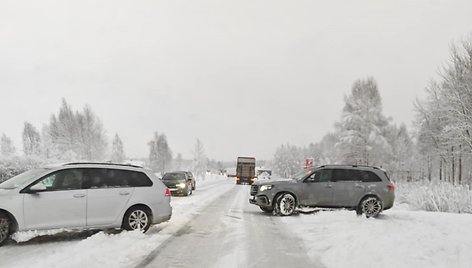 Plungės gyventojai praneša apie itin sudėtingas eismo sąlygas