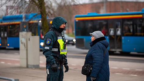 Klaipėdoje pareigūnai tikrino, kaip per perėją eina pėstieji