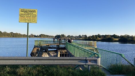 Darbininkai pirmadienio rytą pakėlė užtvankos uždorių
