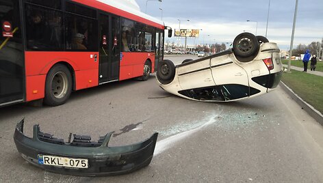 Kaune po susidūrimo ant stogo apsivertė automobilis &bdquo;Mercedes&ldquo;