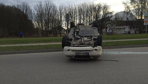Kaune po susidūrimo ant stogo apsivertė automobilis &bdquo;Mercedes&ldquo;