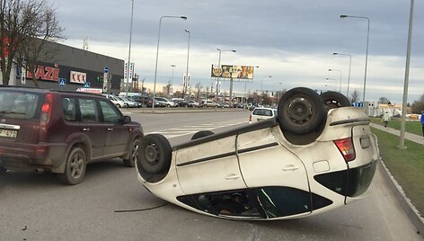 Kaune po susidūrimo ant stogo apsivertė automobilis &bdquo;Mercedes&ldquo;