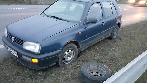 &bdquo;VW Golf&ldquo; vairuotojui pervažiavus dviratį, perkirstos padangos.