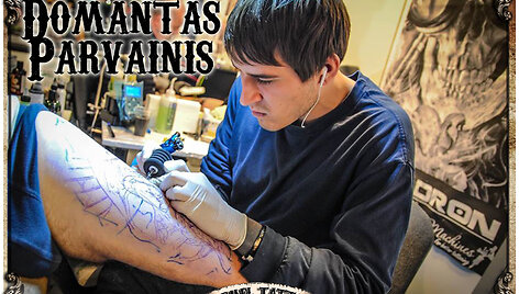 Domantas Parvainis laikomas ry&scaron;kiausiu tatuiruočių meistru Lietuvoje