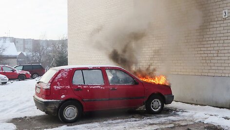 &Scaron;akiuose prie Jaunystės gatvės daugiabučio užsidegė "VW Golf" automobilis