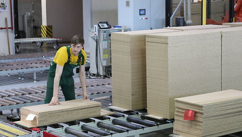 &bdquo;Klaipėdos baldų&ldquo; gamykloje gimsta populiariausios &bdquo;Ikea&ldquo; komodos.