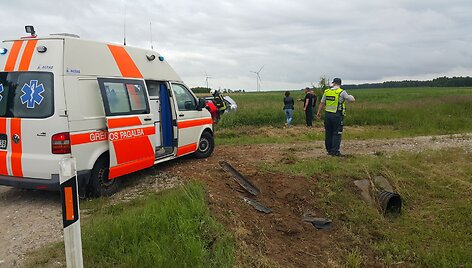 Gaidelių kaime nuo kelio nuvažiavo &bdquo;Opel Vectra&ldquo; su penkiais žmonėmis.