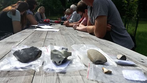 Archeologus nustebino Akmens amžiaus radiniai - akmeninis kirvukas ir titnagas.
