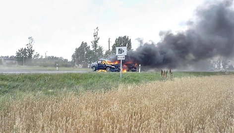 Kelyje Panevėžys-Šiauliai susidūrus automobiliams kilo gaisras.