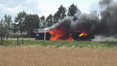 Kelyje Panevėžys-Šiauliai susidūrus automobiliams kilo gaisras.