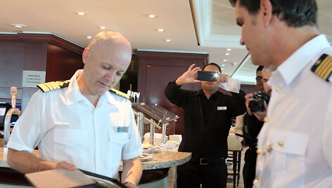 Kruizinio laivo &bdquo;Azamara Journey&ldquo; kapitonas ir Klaipėdos uosto kapitono pavaduotojas E.Ringis