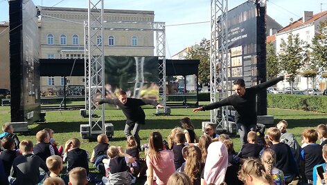 &Scaron;okio ir istorijos spektaklis &bdquo;Neuž&scaron;ąlantys namai&rdquo; skirtas Lietuvos &scaron;imtmečiui paminėti.