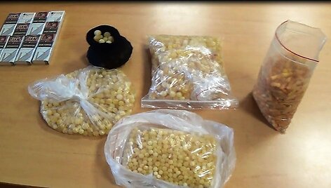 Nidos kelio poste sulaikytas apdorotas gintarą