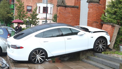 Klaipėdoje prie Santuokų rūmų &bdquo;Tesla&ldquo; įvairavo į sieną.