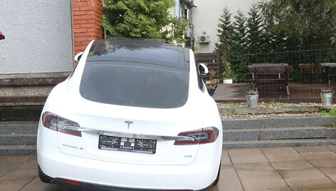 Klaipėdoje prie Santuokų rūmų &bdquo;Tesla&ldquo; įvairavo į sieną.