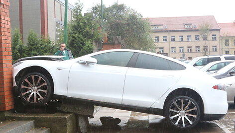 Klaipėdoje prie Santuokų rūmų &bdquo;Tesla&ldquo; įvairavo į sieną.