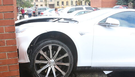 Klaipėdoje prie Santuokų rūmų &bdquo;Tesla&ldquo; įvairavo į sieną.