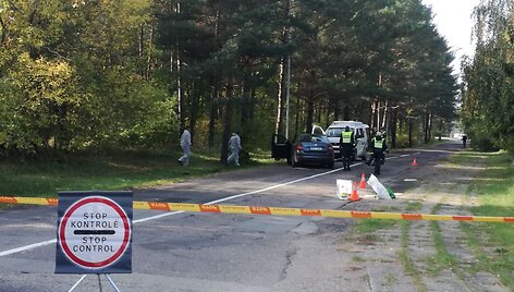 Įvykio vietoje dirba kriminalistai.