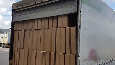  Klaipėdoje muitinės kriminalistai sulaikė pusę milijono pakelių cigarečių.