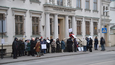 Klaipėdiečių grupelė, išreiškianti pasipriešinimą uosto plėtrai.