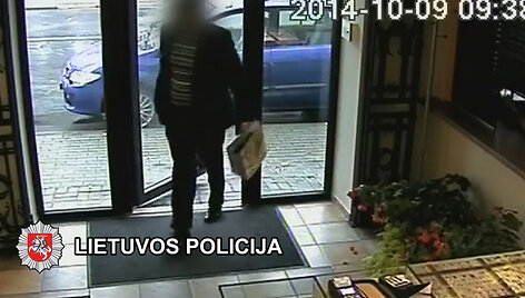 Pareigūnai i&scaron;tyrė apiplė&scaron;imą Plungės juvelyrinėje parduotuvėje.