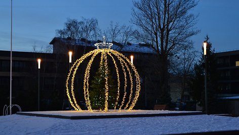 Palangos eglė suspindo tūkstančiais kalėdinių šviesų.