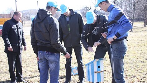 Parke iškelti moksleivių ir studentų inkilai.