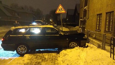 Klaipėdoje teisių neturėjęs vyras atsitrenkė į stulpą