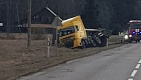 Kelyje &Scaron;ilutė-Klaipėda apvirto vilkikas