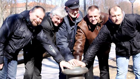 Dalis aplink pasaulį plaukusios jachtos &bdquo;Lietuva&ldquo; įgulos. I&scaron; viso vyrai plaukė a&scaron;tuoniese.