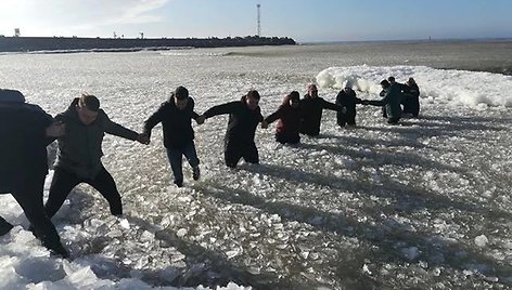 Melnragėje vyrai gelbėjo įlūžusias moteris ir vaikus.