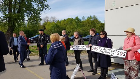 S.Skvernelį pasitiko piketuotojai.