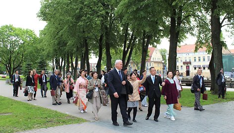 Antradienio vakarą į uostamiestį atvyko 35 asmenų delegacija, kurią sudaro Kudžio meras p. Joji Endo, miesto tarybos vadovas p. Koshi Nakatai, kiti savivaldybės pareigūnai bei 23 Kudžio miestiečiai.